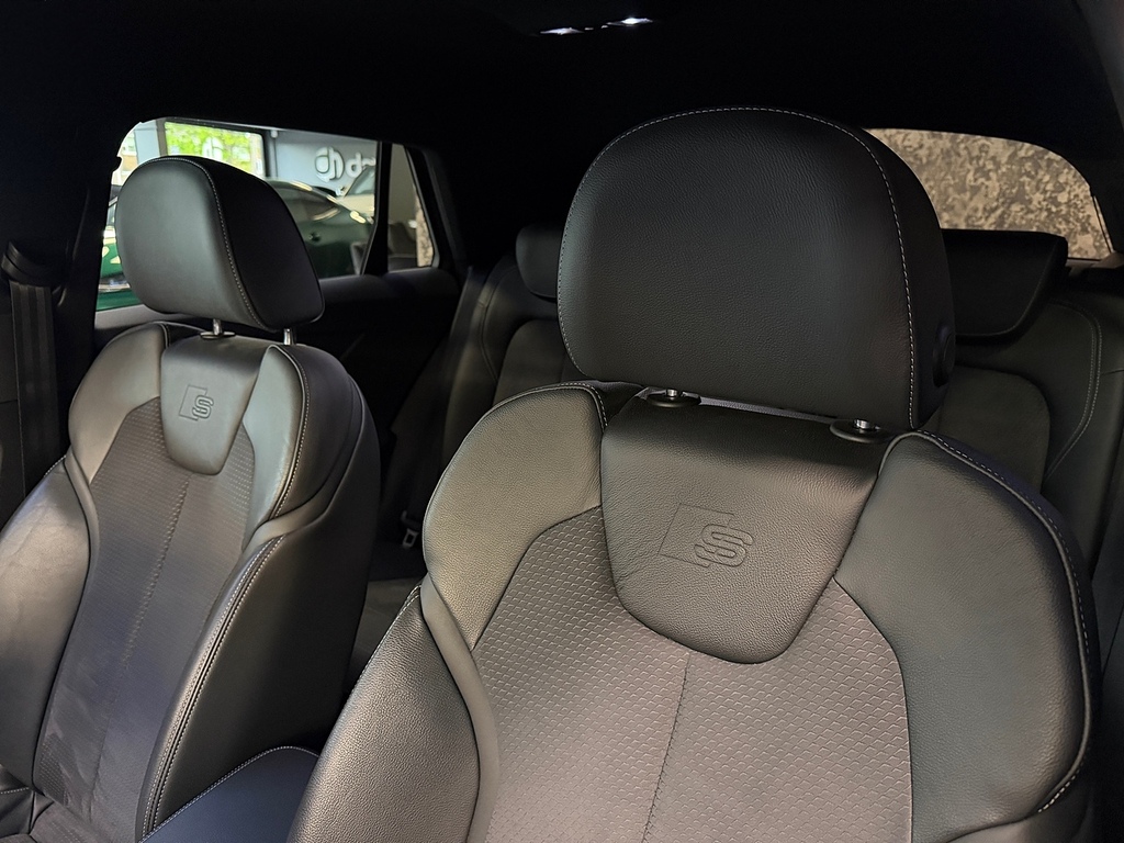 Audi SQ2 2L Black Edition Blue #46