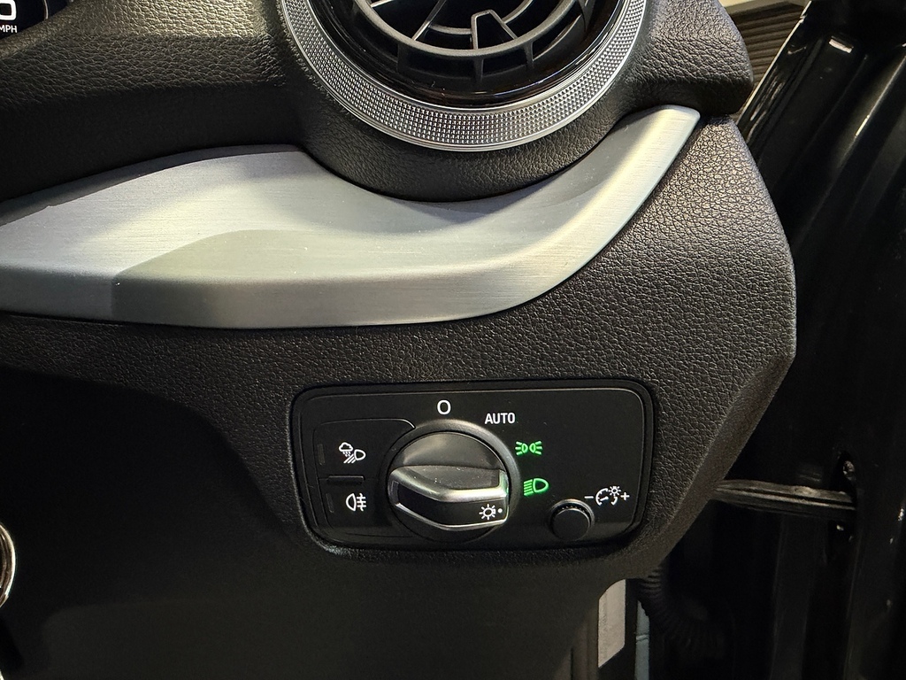 Audi SQ2 2L Black Edition Blue #41
