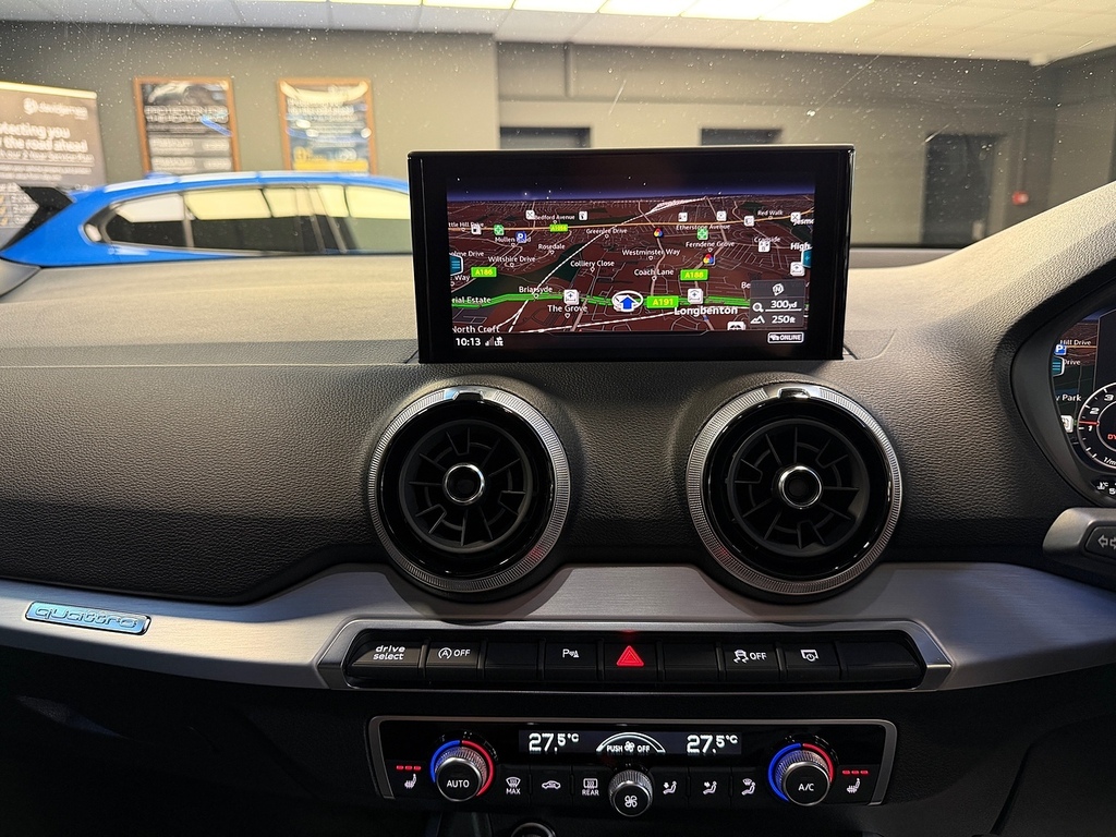 Audi SQ2 2L Black Edition Blue #40