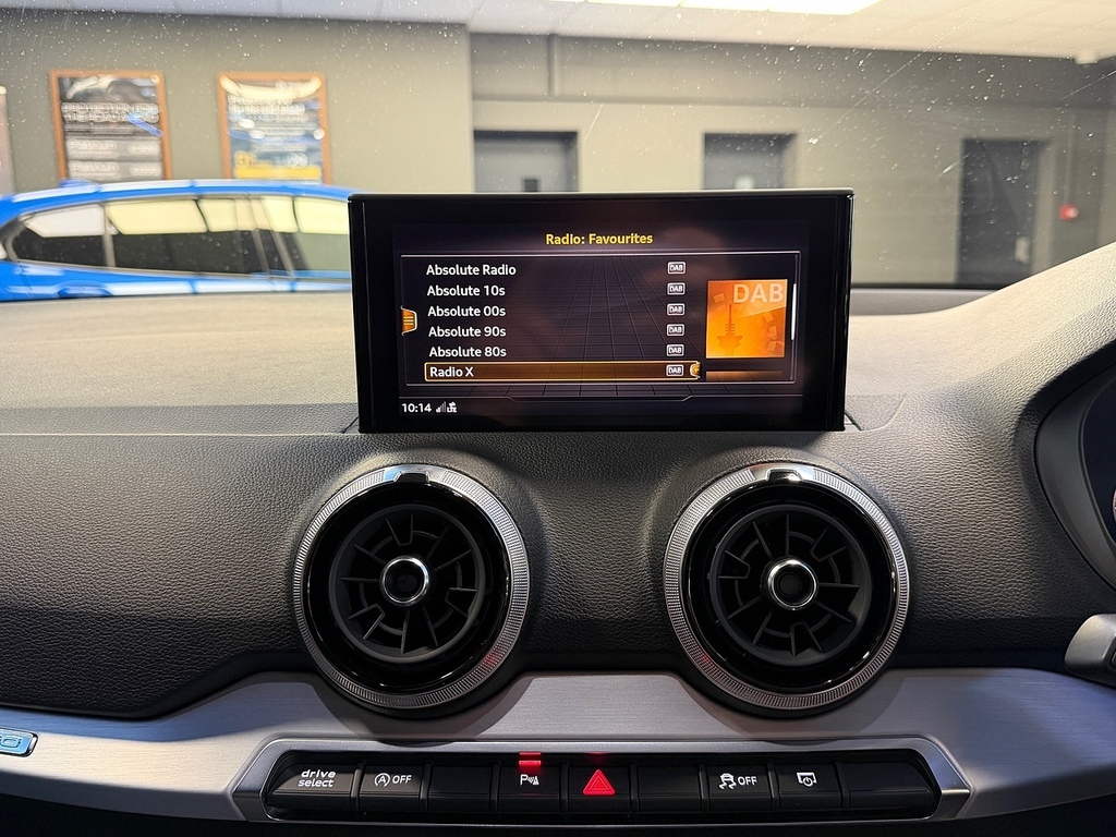 Audi SQ2 2L Black Edition Blue #27
