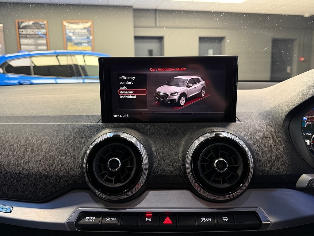 Audi SQ2 2L Black Edition Blue #25