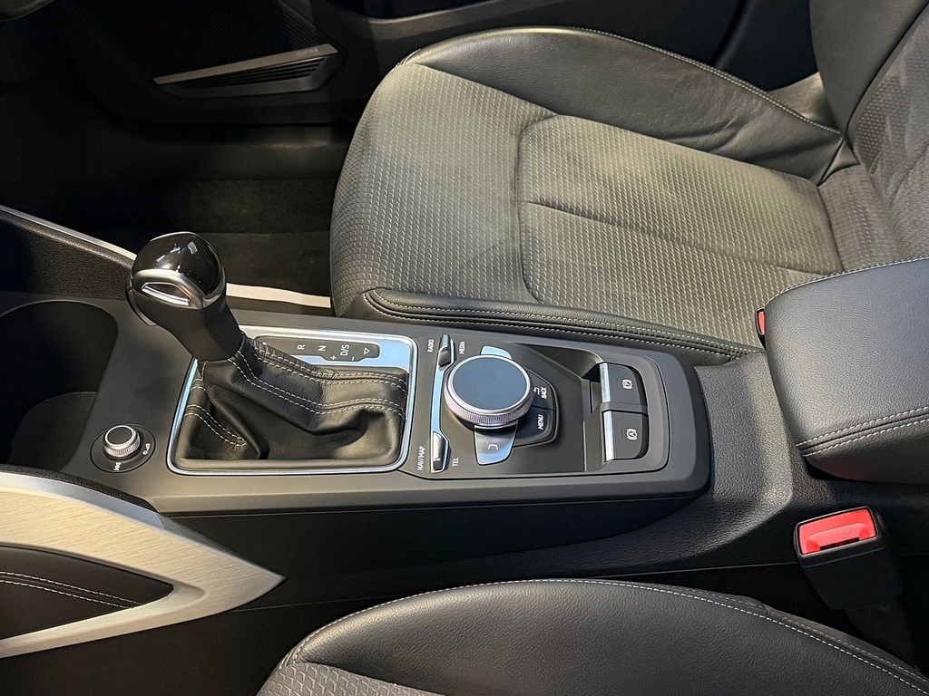 Audi SQ2 2L Black Edition Blue #45