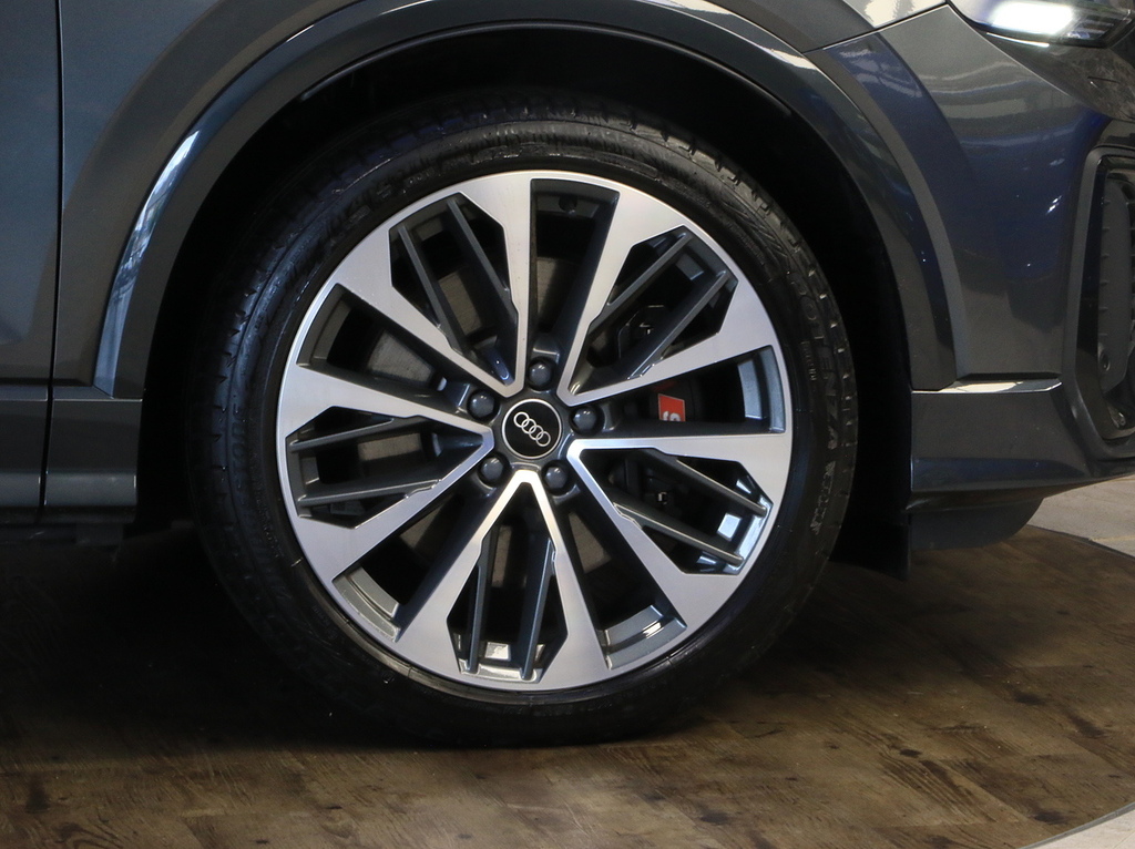 Audi SQ2 2L Black Edition Blue #13