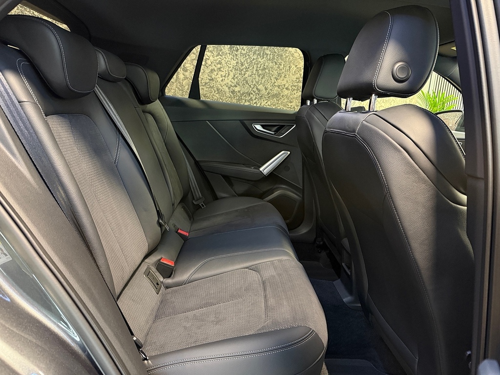 Audi SQ2 2L Black Edition Blue #23