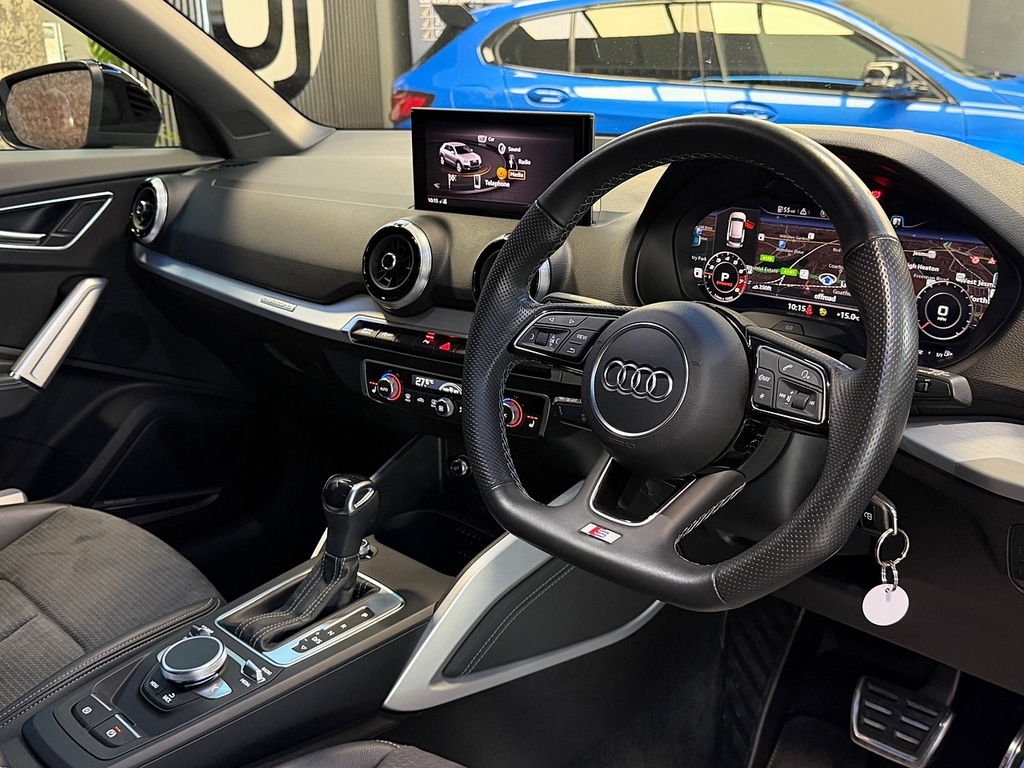 Audi SQ2 2L Black Edition Blue #33