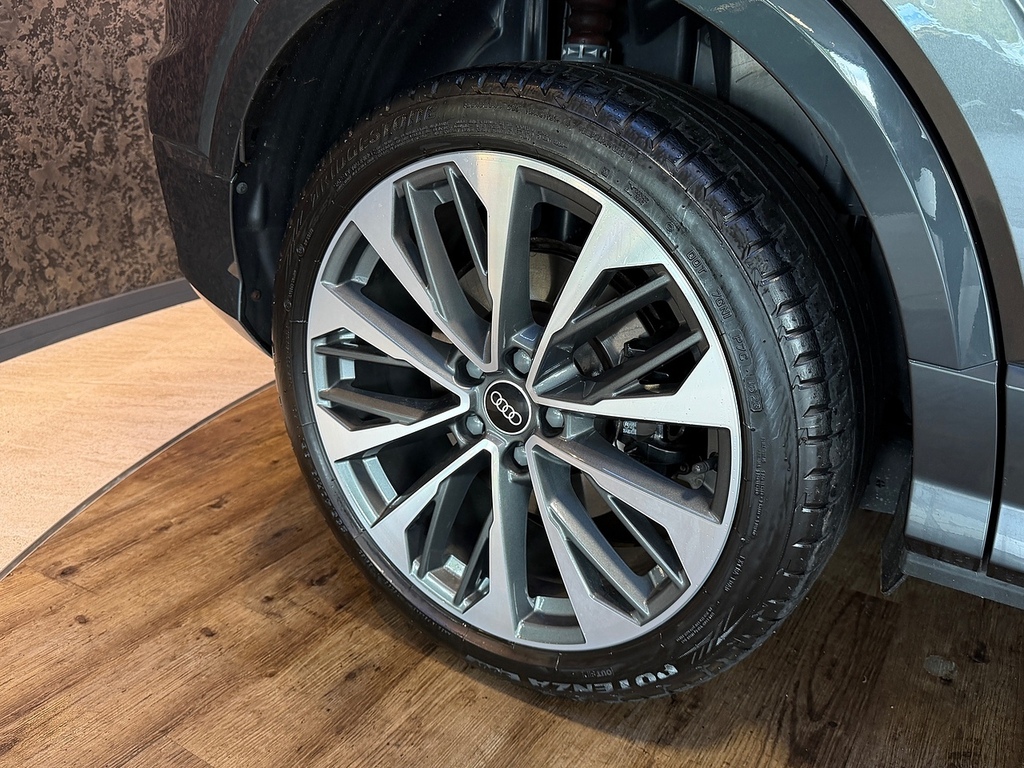 Audi SQ2 2L Black Edition Blue #28
