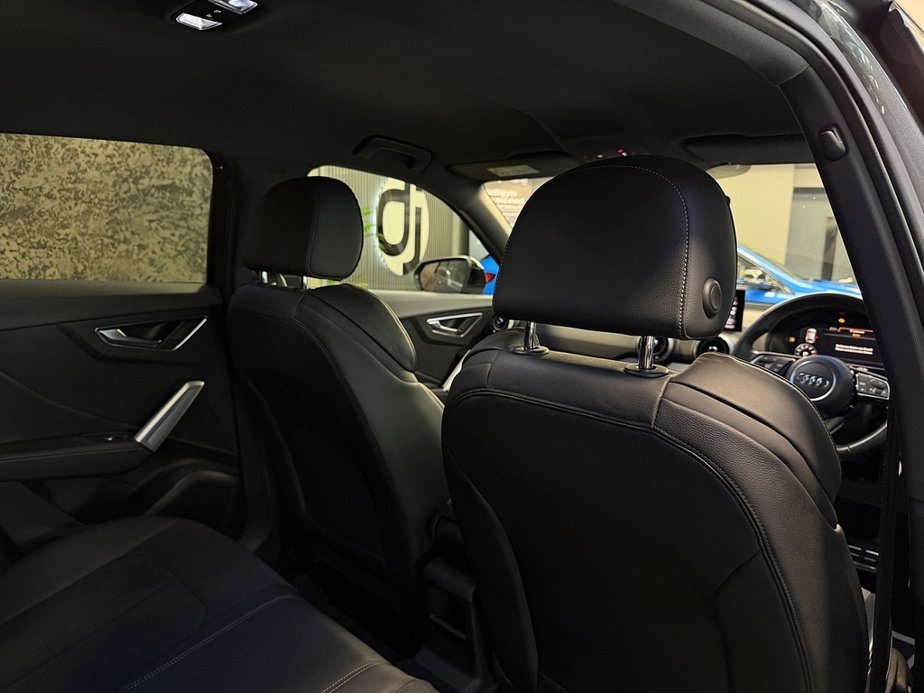 Audi SQ2 2L Black Edition Blue #48