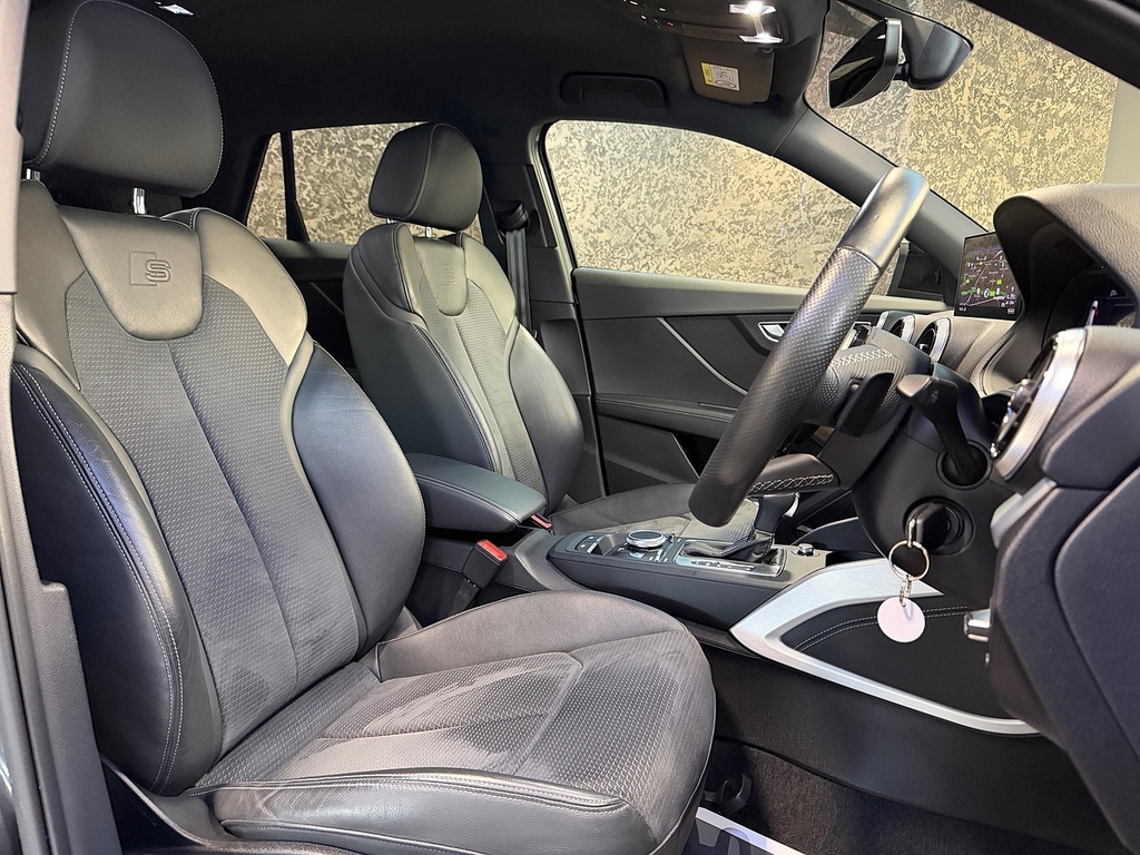 Audi SQ2 2L Black Edition Blue #21