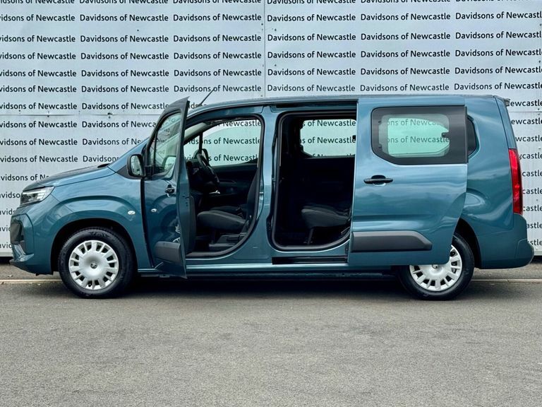 Vauxhall Combo-e Life 52Kwh Design XL Mpv 7.4Kw Charg BK25MJF Blue #5