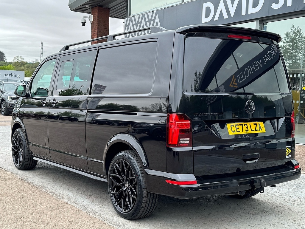 Volkswagen Transporter T32 Highline 150Ps Kombi 5 Seats Dsg With Dscv Exc CE73LZA Black #4