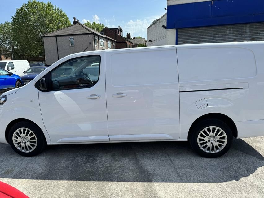 Vauxhall Vivaro 1.5L Pro 6Dr DV73NUE White #4