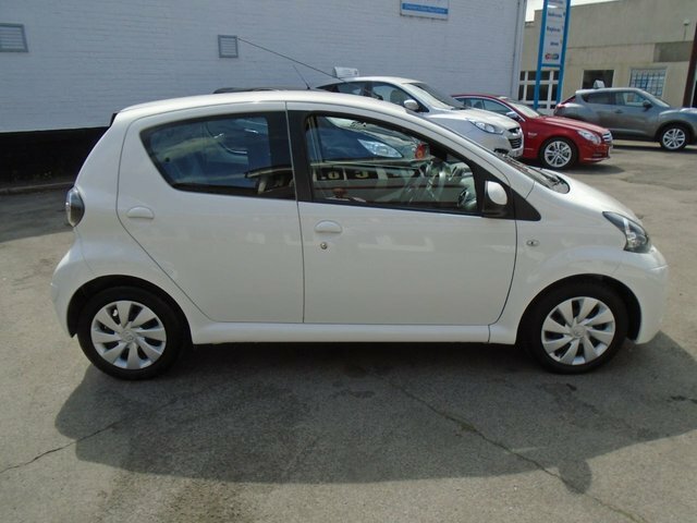 Toyota Aygo 1.0 Vvt-i Move 68 Bhp SN14UYW White #4