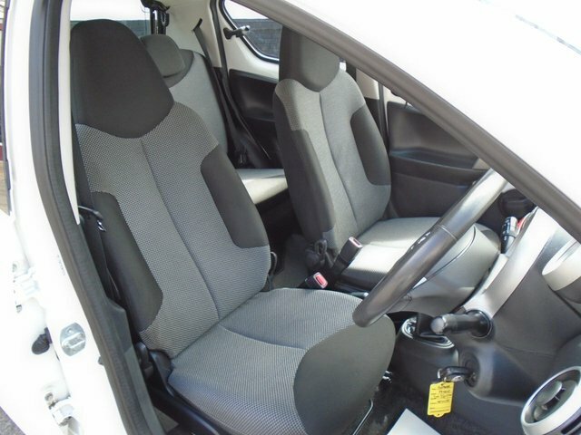 Toyota Aygo 1.0 Vvt-i Move 68 Bhp SN14UYW White #6