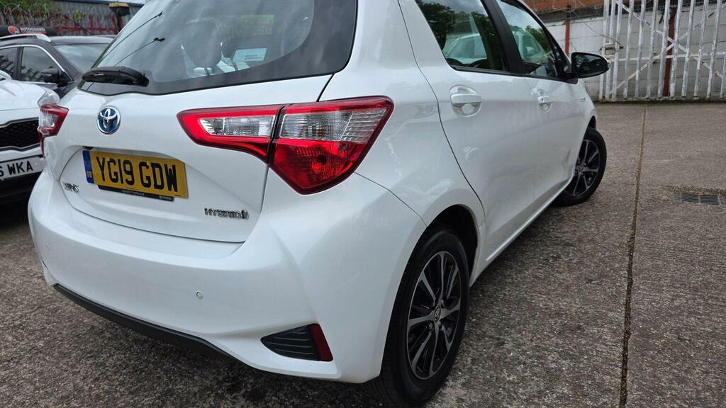 Toyota Yaris 1.5 Vvt-h Icon Tech E-cvt Euro 6 Ss YG19GDW White #5