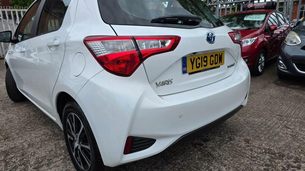 Toyota Yaris 1.5 Vvt-h Icon Tech E-cvt Euro 6 Ss YG19GDW White #6