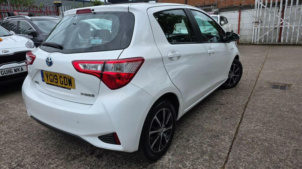 Toyota Yaris 1.5 Vvt-h Icon Tech E-cvt Euro 6 Ss YG19GDW White #3