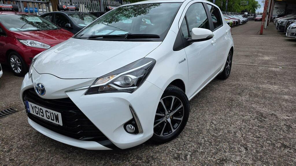 Toyota Yaris 1.5 Vvt-h Icon Tech E-cvt Euro 6 Ss YG19GDW White