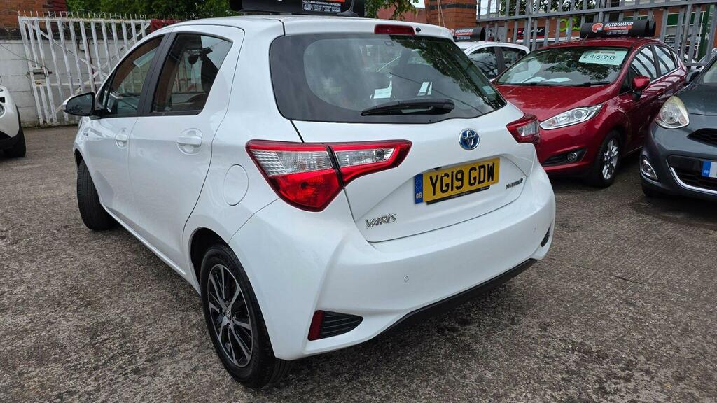 Toyota Yaris 1.5 Vvt-h Icon Tech E-cvt Euro 6 Ss YG19GDW White #4