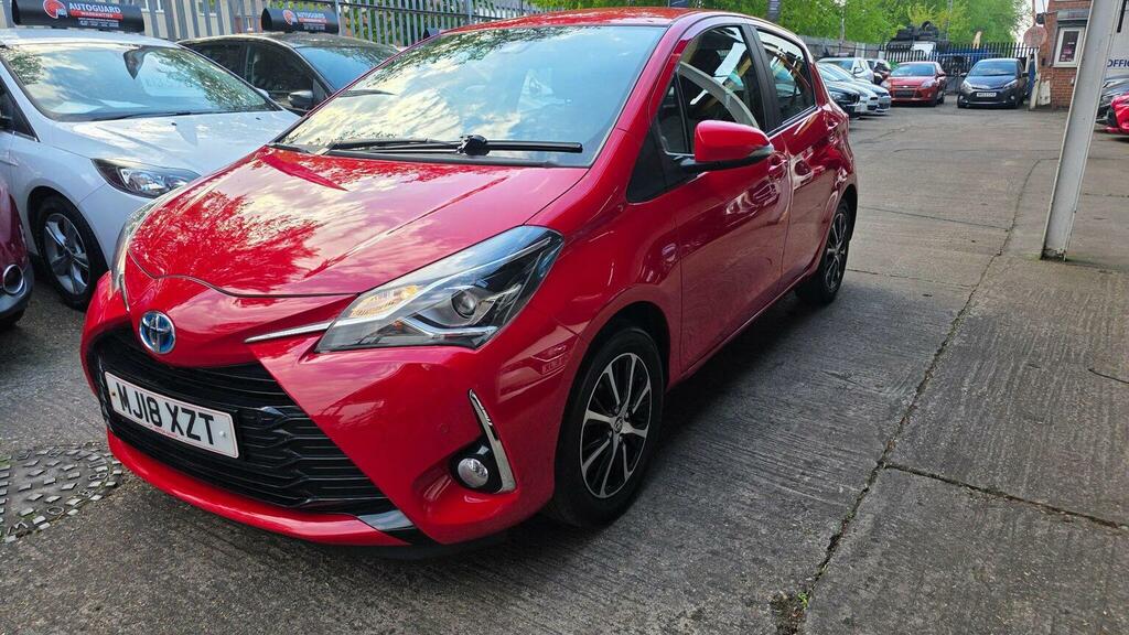 Toyota Yaris 1.5 Vvt-h Icon Tech E-cvt Euro 6 Ss MJ18XZT Red