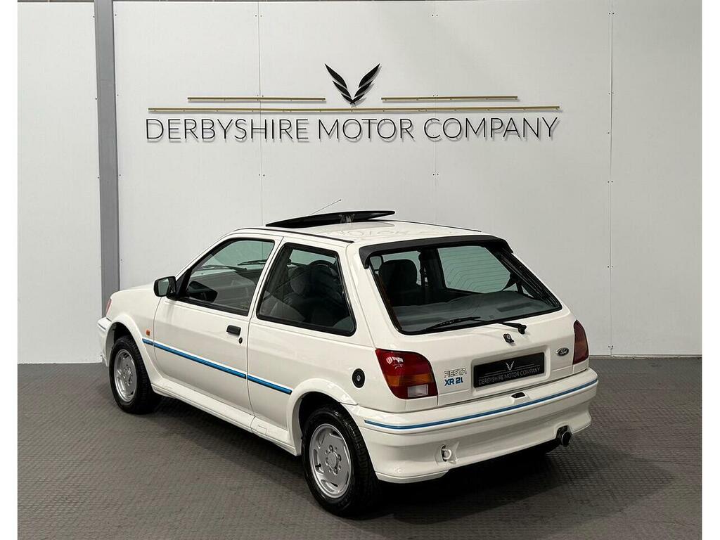 Ford Fiesta White White #31