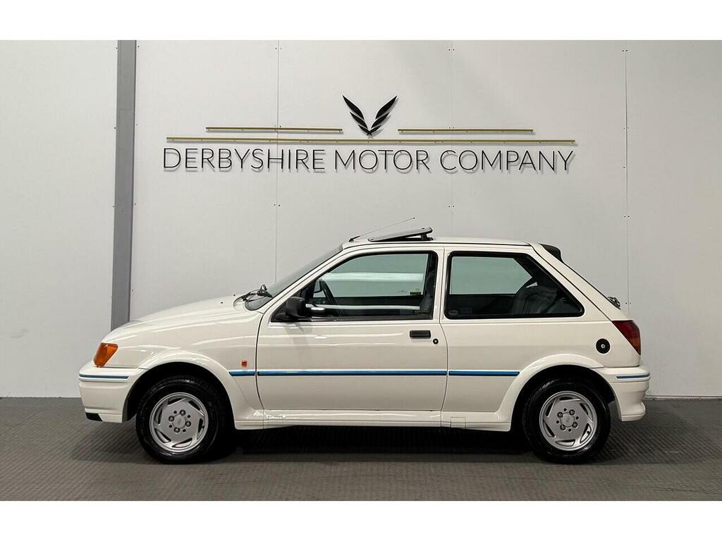 Ford Fiesta White White #37