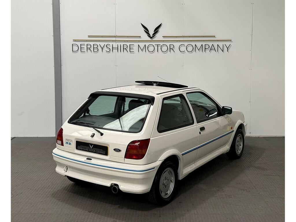 Ford Fiesta White White #40