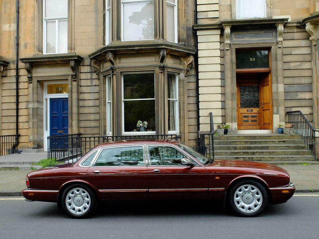Daimler XJ Series 4.0 V8 Super Lwb Saloon Red #4