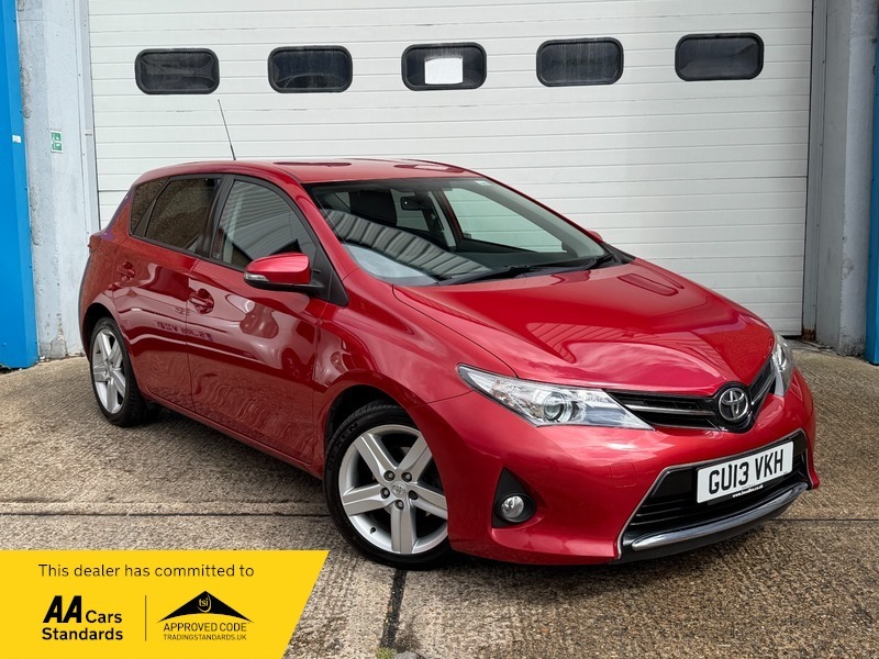 Toyota Auris 1.6 V-matic Sport Multidrive Red