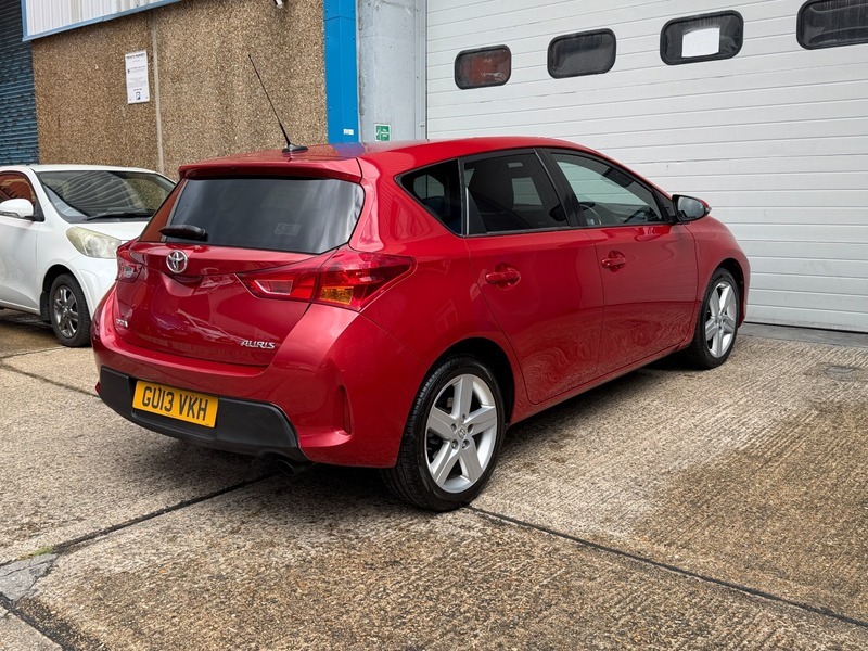 Toyota Auris 1.6 V-matic Sport Multidrive Red #4