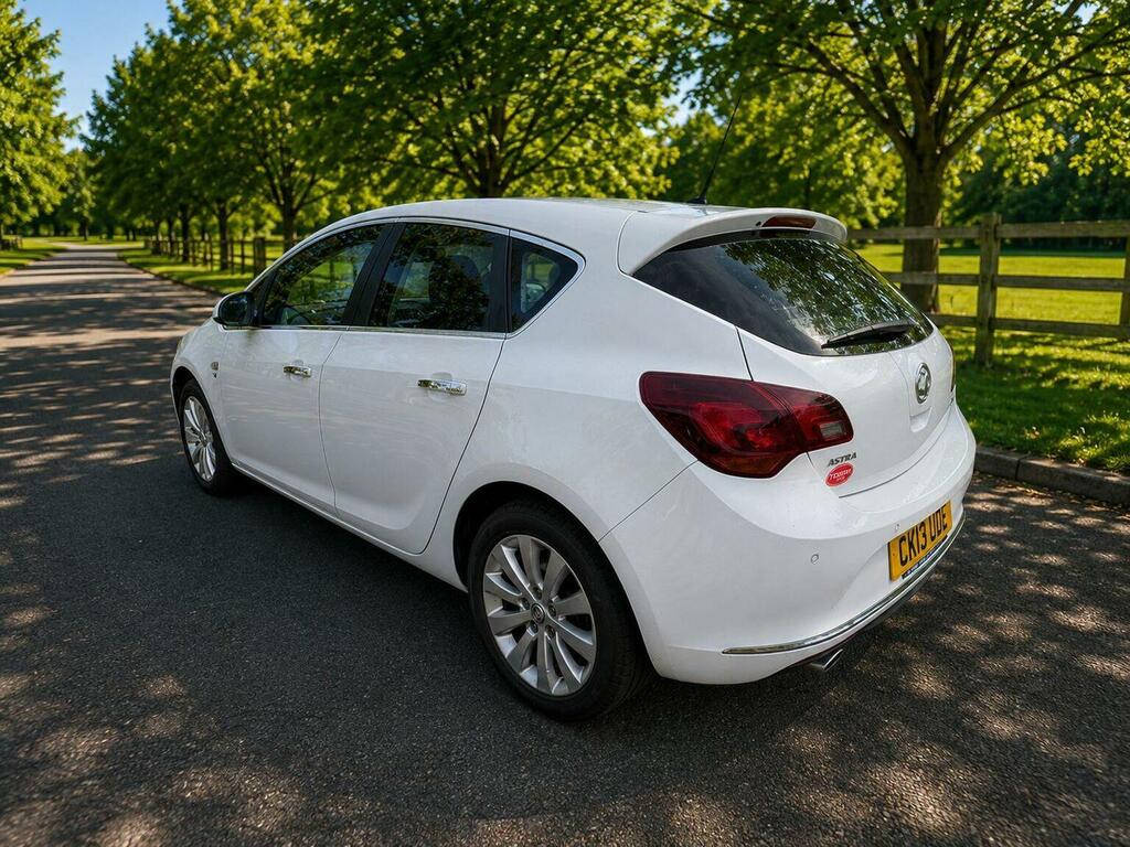 Vauxhall Astra Hatchback 2.0 Cdti Ecoflex Elite Euro 5 Ss White #4