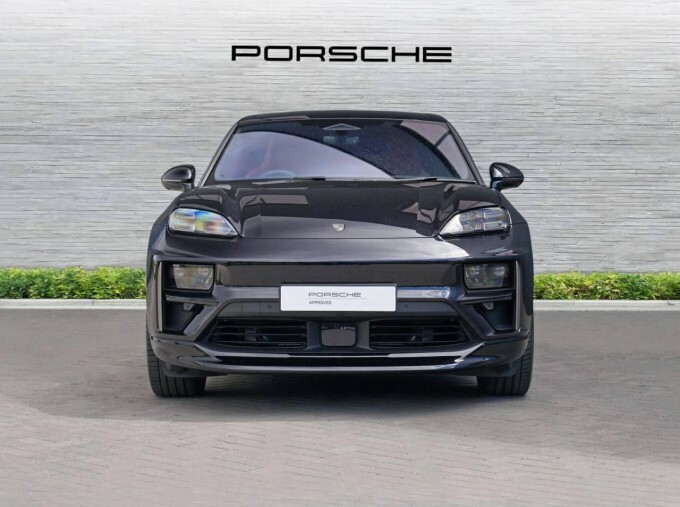 Porsche Macan 100Kwh Turbo Black #6