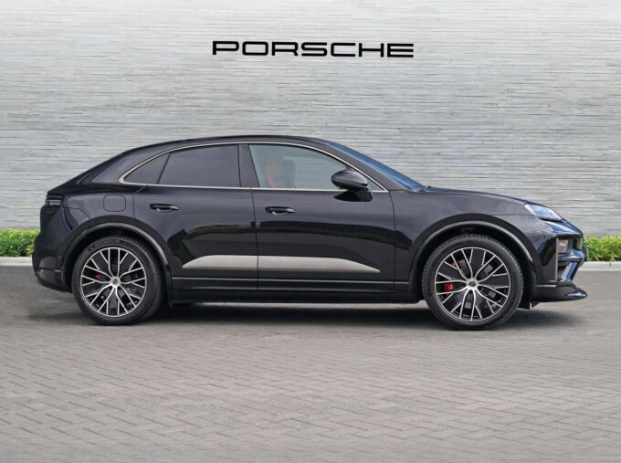 Porsche Macan 100Kwh Turbo Black #3