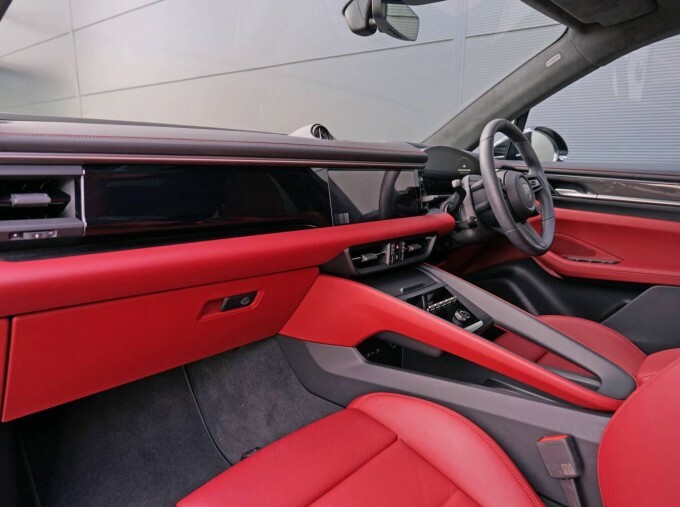 Porsche Macan 100Kwh Turbo Black #4