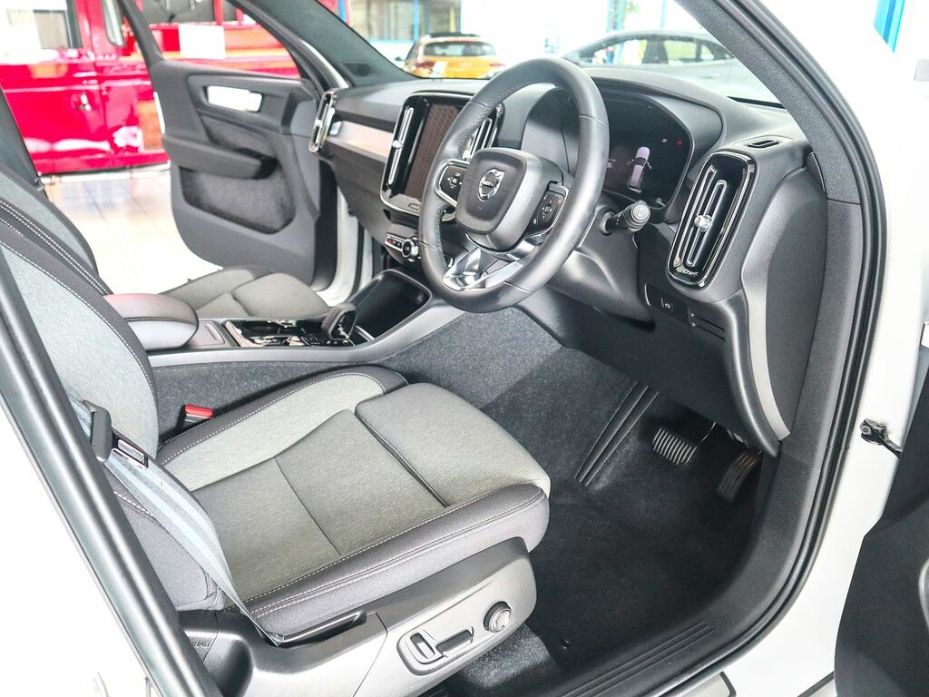 Volvo XC40 2.0 Plus Dark B3 Mhev YM22ASX White #3