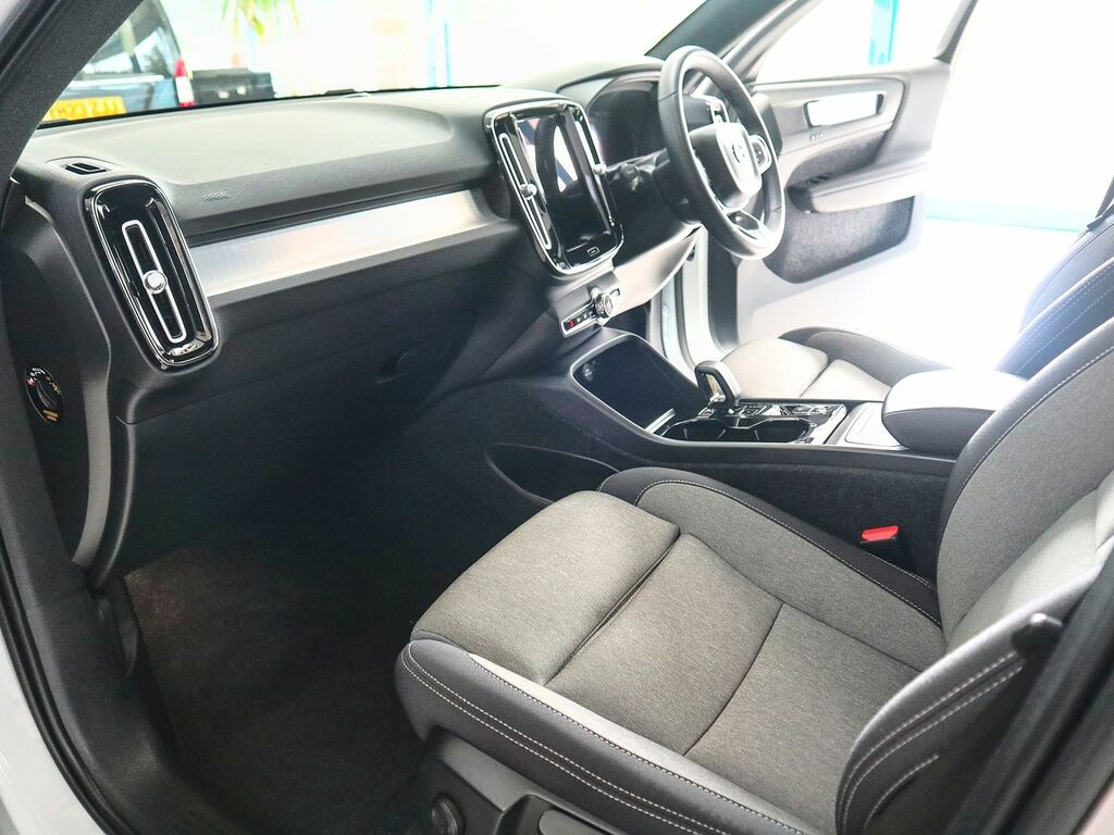 Volvo XC40 2.0 Plus Dark B3 Mhev YM22ASX White #4