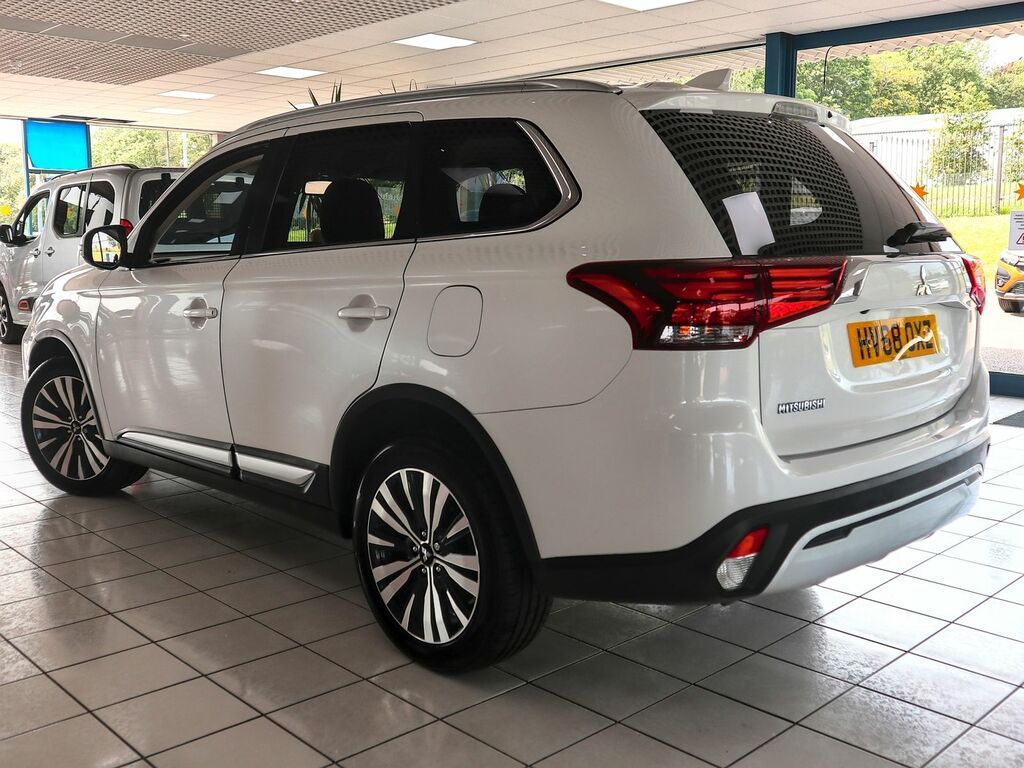 Mitsubishi Outlander 2.0 4 Mivec 4Wd White #2