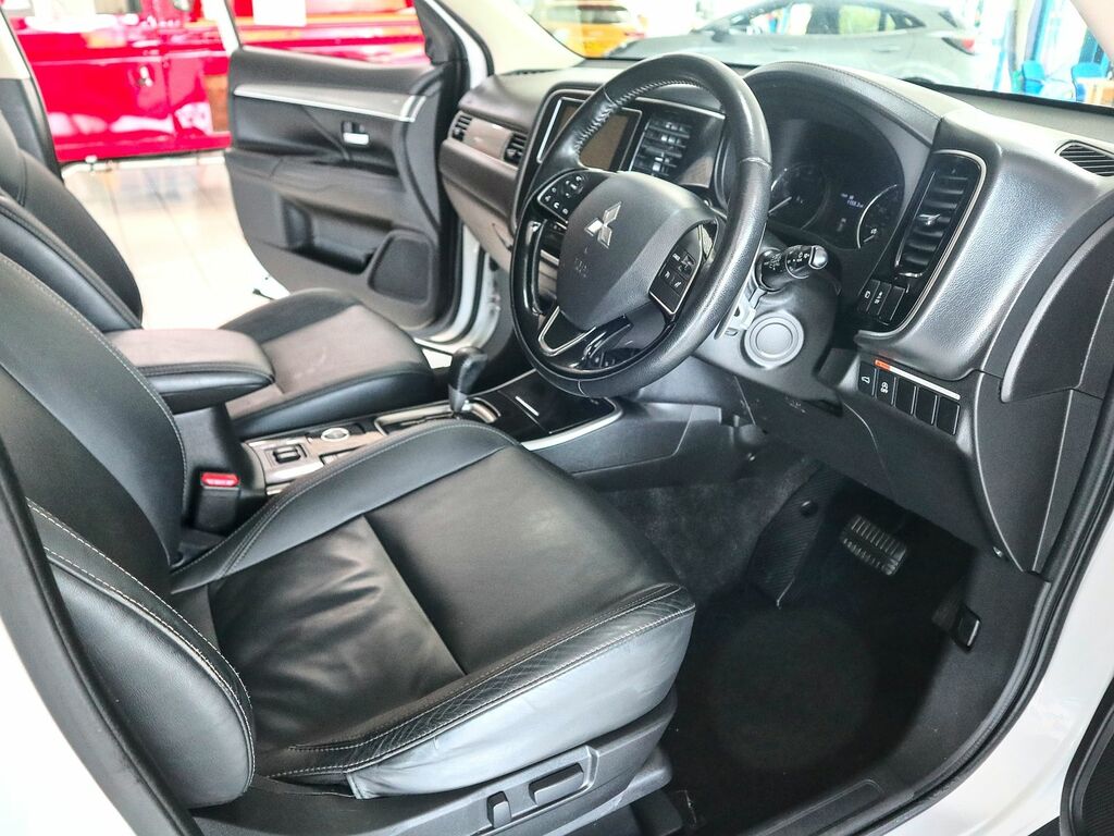 Mitsubishi Outlander 2.0 4 Mivec 4Wd White #3