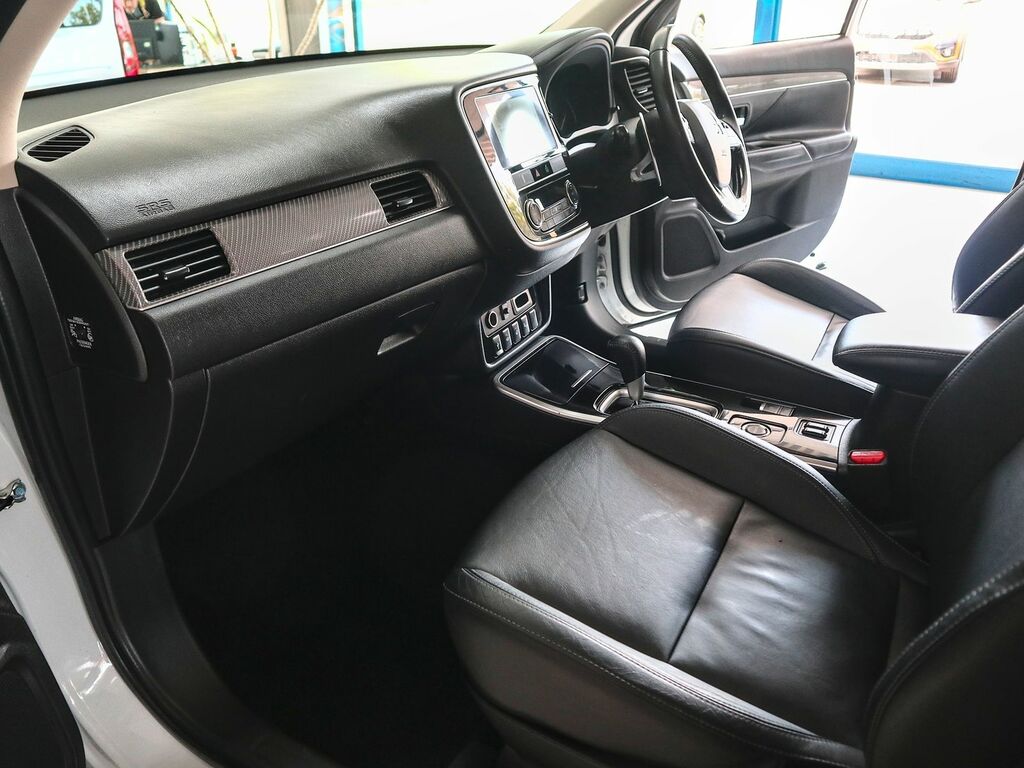 Mitsubishi Outlander 2.0 4 Mivec 4Wd White #4