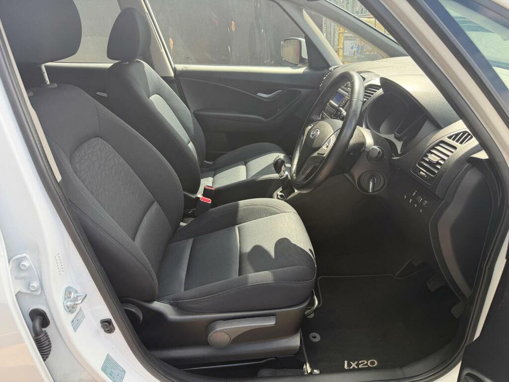 Hyundai Ix20 Hatchback 1.4 Blue Drive Se Euro 6 Ss 2017 WG67PDO White #6