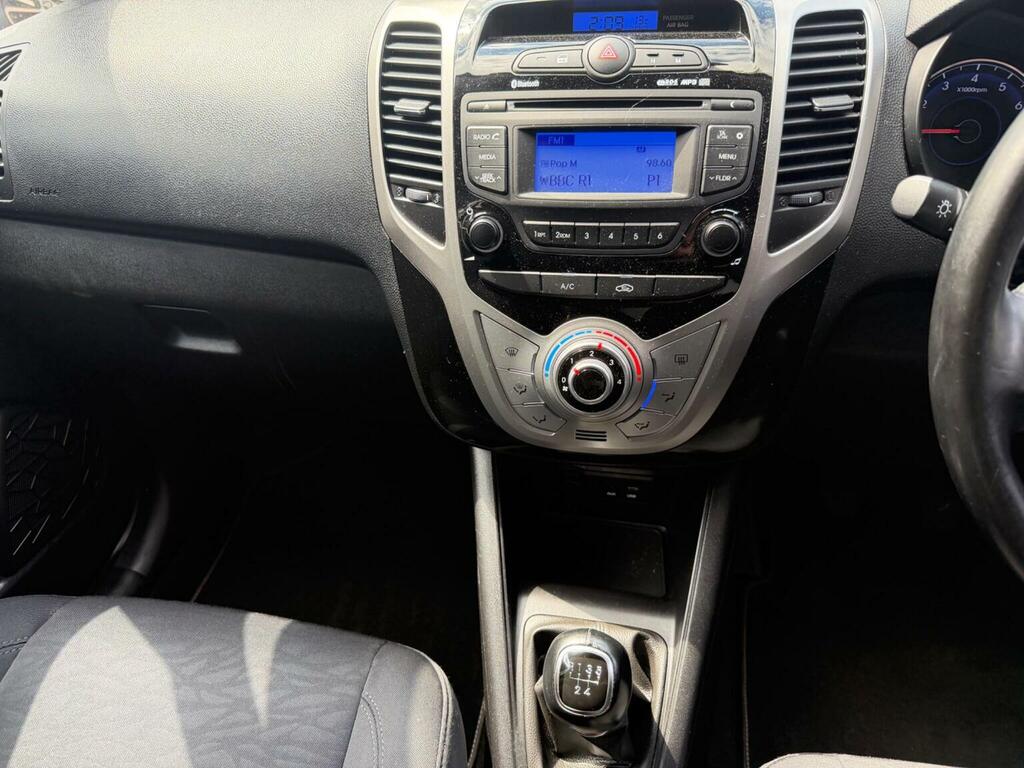 Hyundai Ix20 Hatchback 1.4 Blue Drive Se Euro 6 Ss 2017 WG67PDO White #4