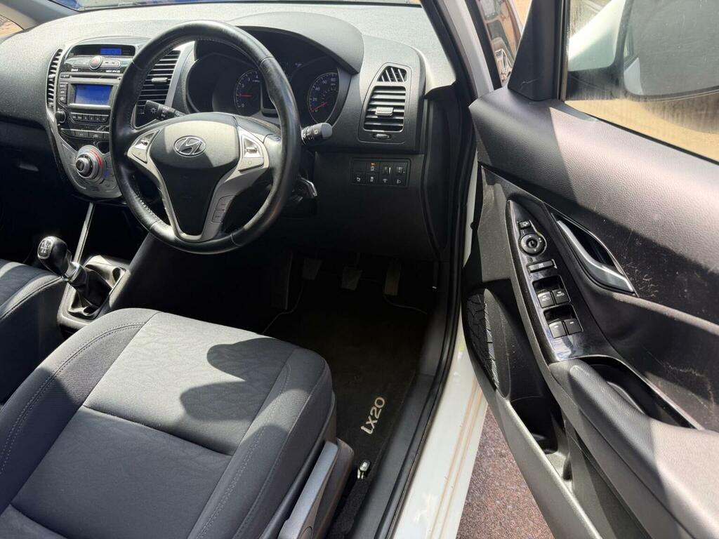 Hyundai Ix20 Hatchback 1.4 Blue Drive Se Euro 6 Ss 2017 WG67PDO White #5