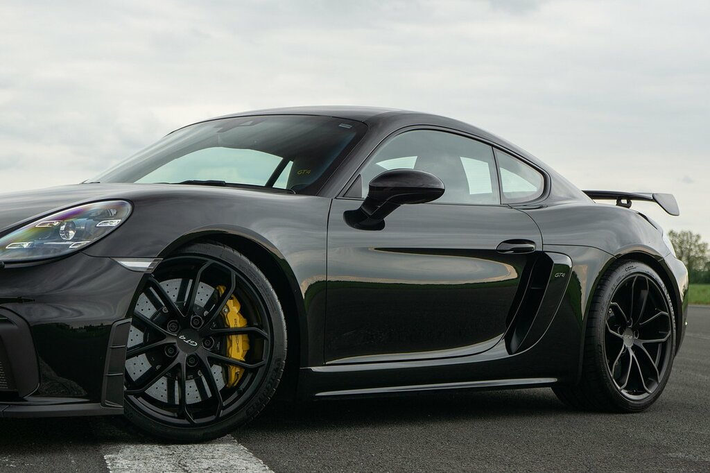 Porsche 718 Cayman Gt4 Black #6