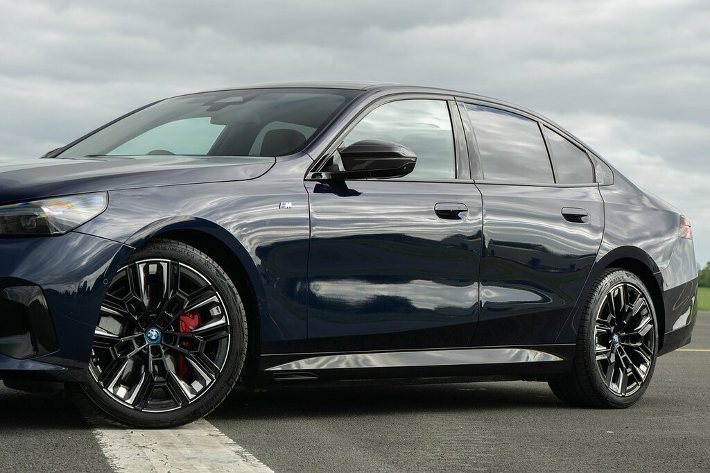 BMW i5 M60 YC73MXY Blue #6