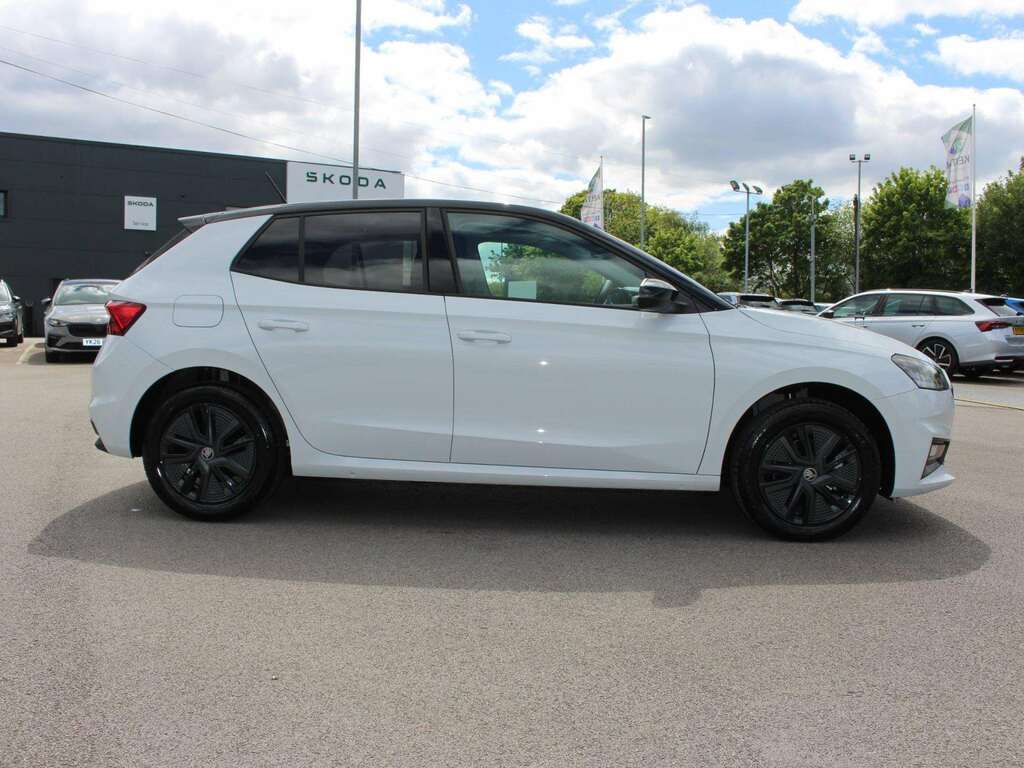 Skoda Fabia 1.0 Mpi 80 Design Edition YB75RHA White #4