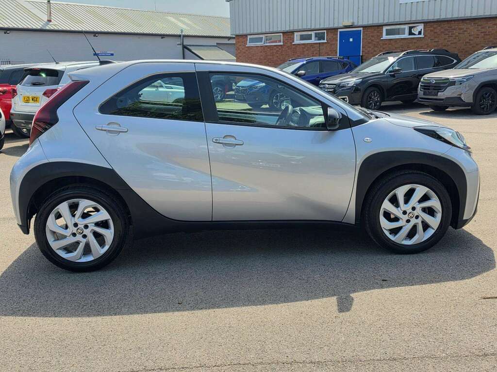 Toyota Aygo X 1.0 Vvt-i Pure DS23WCA Silver #2