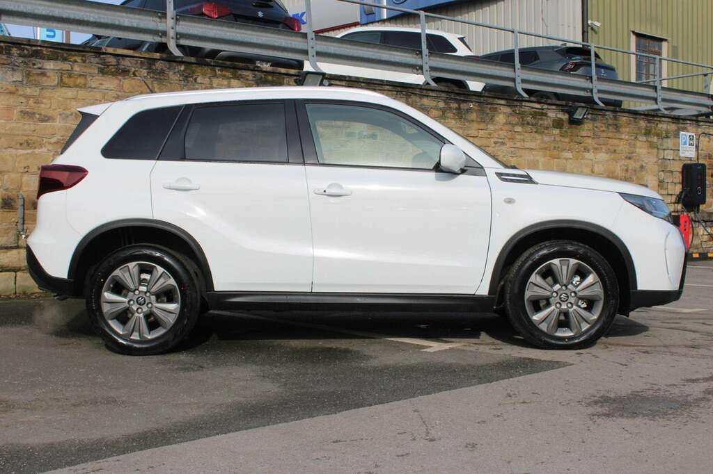 Suzuki Vitara 1.4 Boosterjet Mhev 109 Motion YH75XRZ White #4