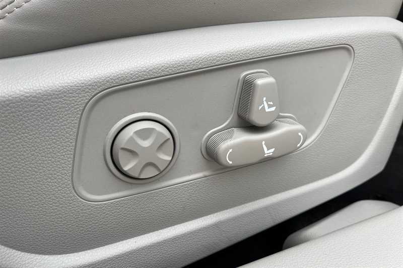 SsangYong Korando K35 White #26