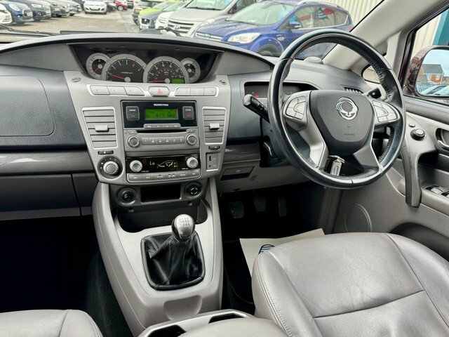 SsangYong Turismo 2.0 Es White #9