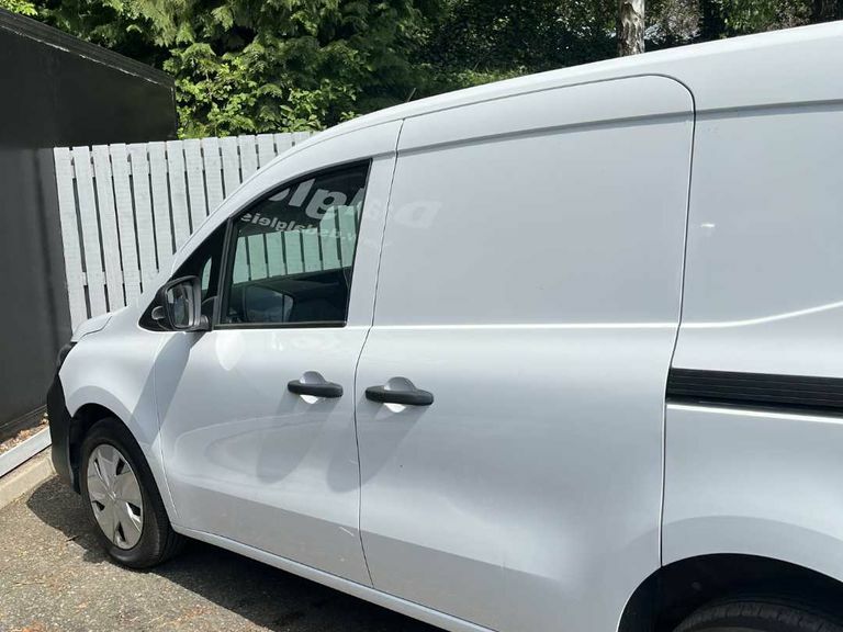 Nissan TOWNSTAR Acenta White #4