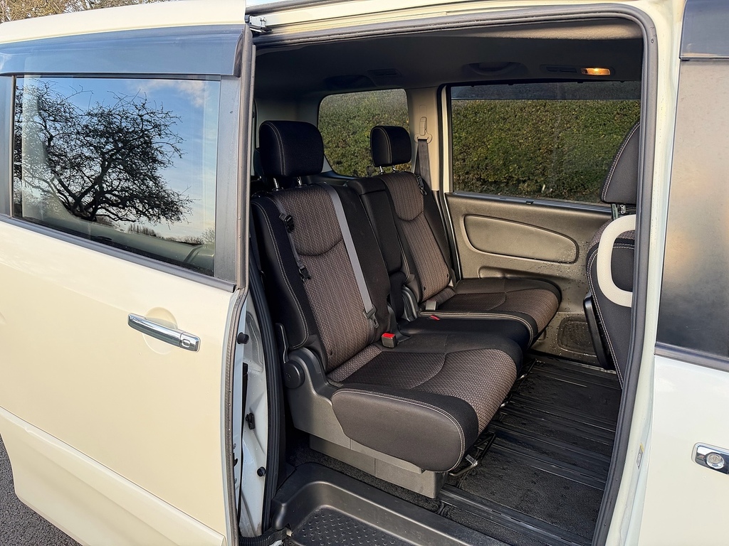Nissan Serena Highway Star U3097 White #31